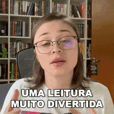 a woman with glasses says uma leitura muito divertida