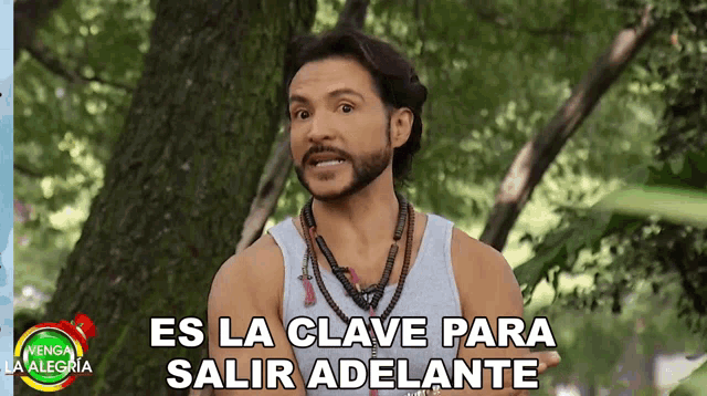 a man says es la clave para salir adelante in spanish
