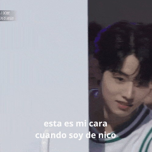 a close up of a man 's face with the words " esta es mi cara cuando soy de nico "