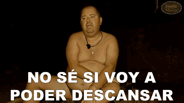 a shirtless man sits in the dark with the words no se si voy a poder descansar