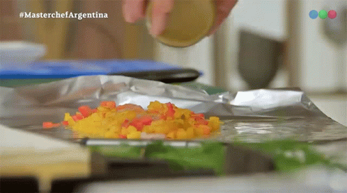 Agregando Sazon Master Chef Argentina GIF - Agregando Sazon Master Chef Argentina Para Mas Sabor GIFs