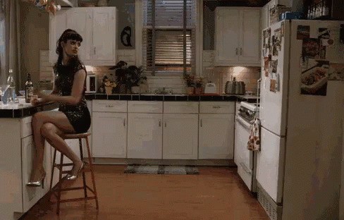 Need Friday GIF - Need Friday Hunger Problem Dont Trust The B In Apartment23 GIFs