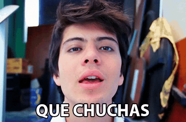 a close up of a man 's face with the words que chuchas written on the bottom