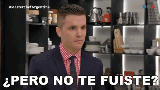 a man in a suit and tie says pero no te fuiste in spanish