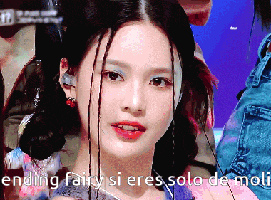 a close up of a woman 's face with the words ending fairy si eres solo de moli below her