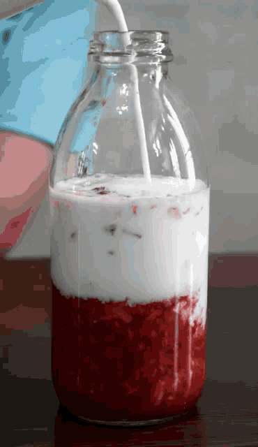 딸기우유 딸기맛우유 따르기 붓기 우유 딸기 붓다 따르다 GIF - Pour Strawberry Milk Strawberry GIFs