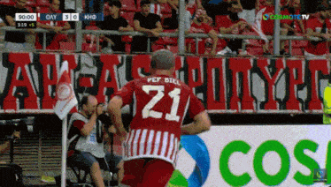 a soccer player with the number 21 on their jersey