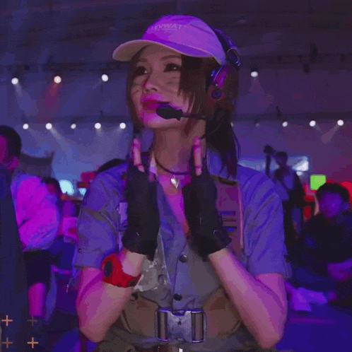 a woman wearing a hat that says " evoway " on it