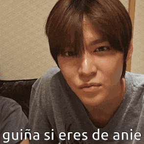 a close up of a man 's face with the words guiana si eres de anie written above him