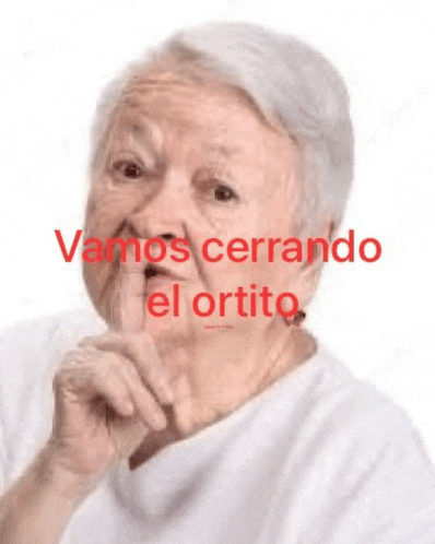 an elderly woman is making a funny face with the words vamos cerrando el ortito written in red