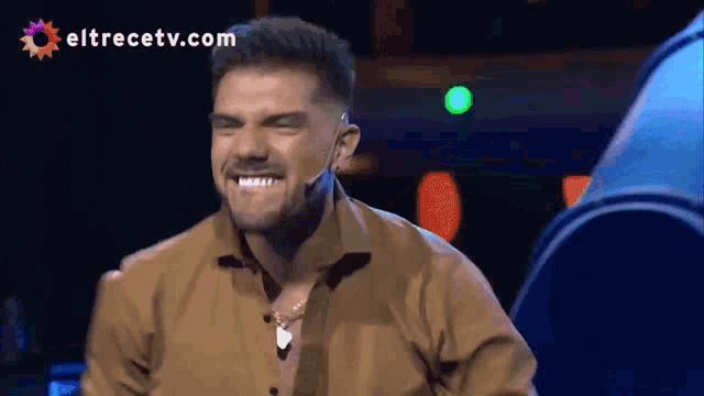 a man making a funny face with eltrecetv.com in the corner