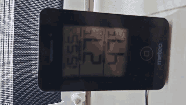 a metbeo thermometer displays a temperature of 52 degrees celcius