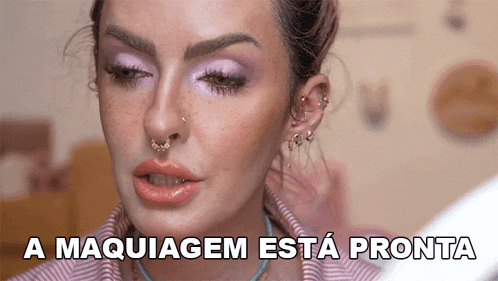 a close up of a woman 's face with the words " a maquiagem esta pronta " above her