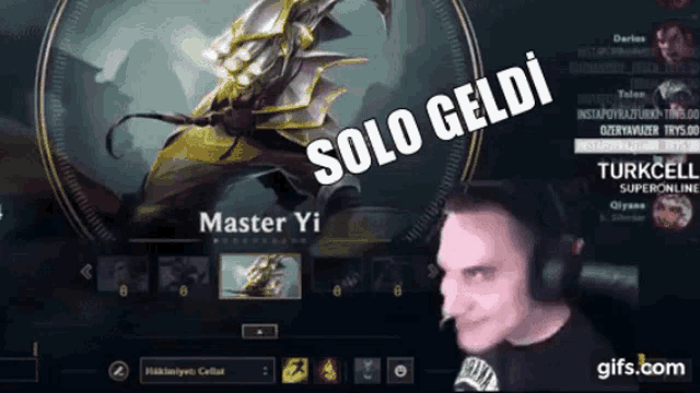 a man wearing headphones is playing a video game with the words solo geldi on the bottom