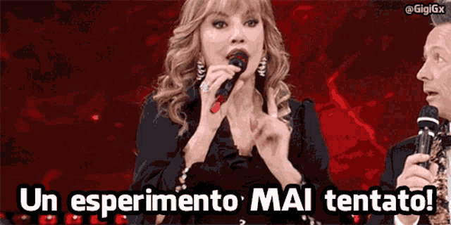 a woman singing into a microphone next to a man with the words un experimento mal tentato on the bottom