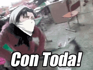a person wearing a bandana and a mask is standing in a room with the words con toda !