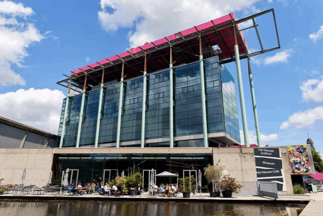 a large building with a sign that says het nieuwe museum on it