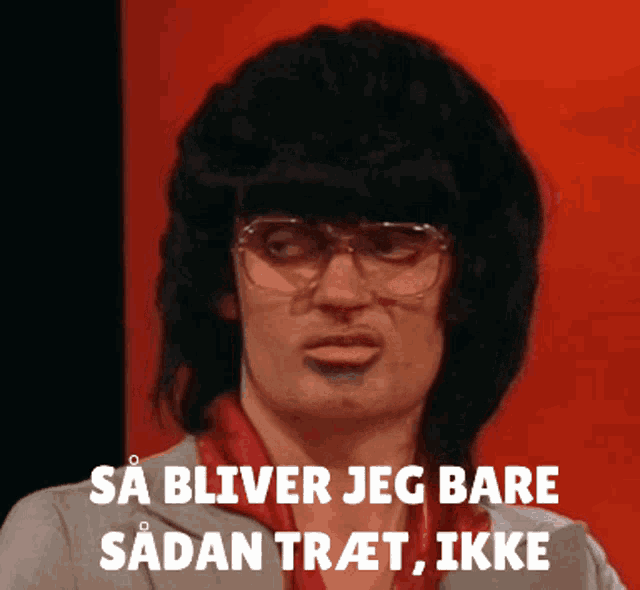 a man wearing glasses and a wig says sa bliver jeg bare sdan træt ikke