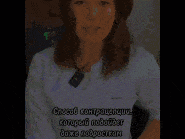 a woman in a white coat is talking in a foreign language