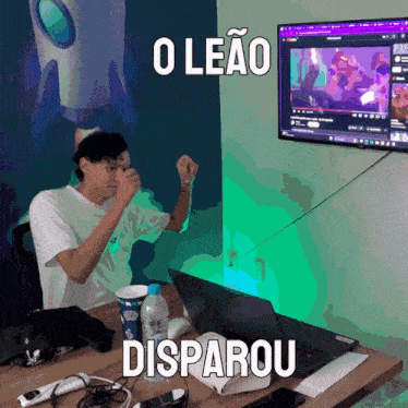 a man sitting in front of a computer with the words o leao disparou written above him