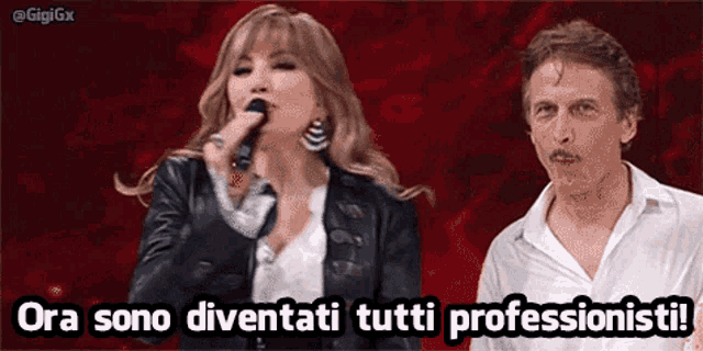 a woman singing into a microphone next to a man with the words ora sono diventati tutti professionisti written below her