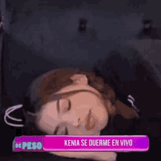 a woman is sleeping on a couch with a sign that says kenia se duerme en vivo on it