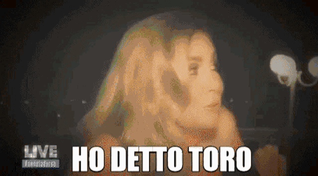 a woman says ho detto toro in front of a dark background
