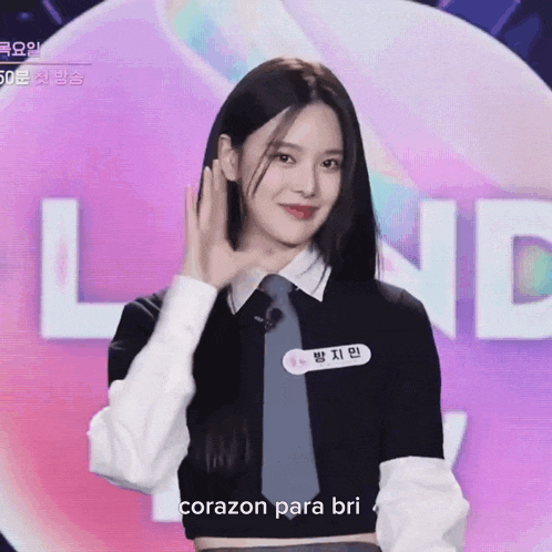 a girl with a name tag that says " corazon para bri "