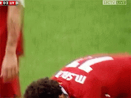 احتفال محمد صلاح سجود سجدة ليفربول الدوري الانجليزي GIF - Mohamed Salah Mo Salah Premier League GIFs