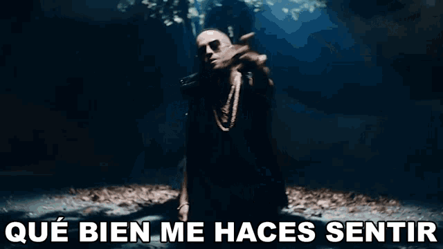 a man with his arms outstretched and the words que bien me haces sentir written below him