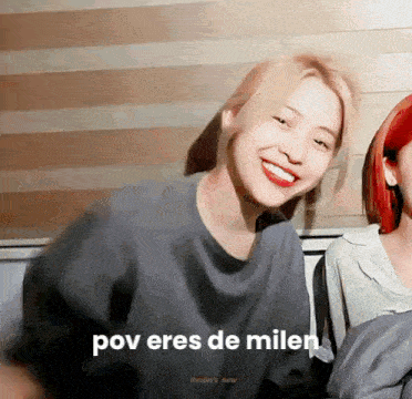 a woman with blonde hair and red hair is smiling with a caption that says pov eres de mile .