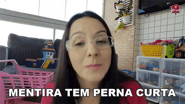 a woman wearing glasses says " mentira tem perna curta " in a video