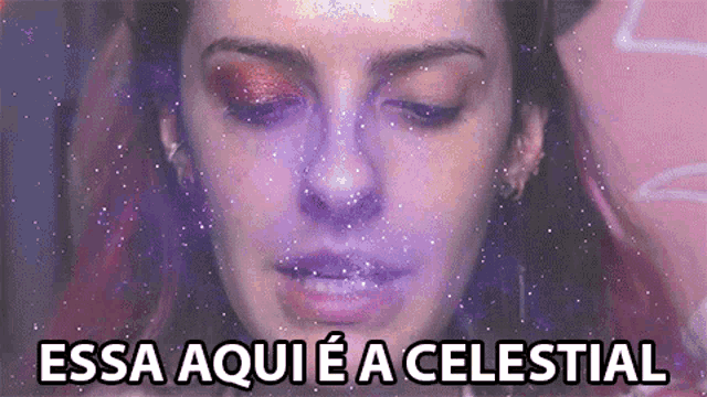 a woman is laying in bed with the words essa aqui e a celestial above her face