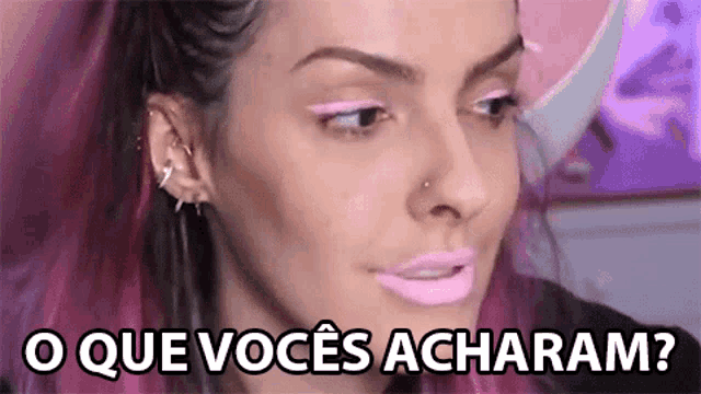 a woman with pink hair and pink lipstick says o que voces acharam