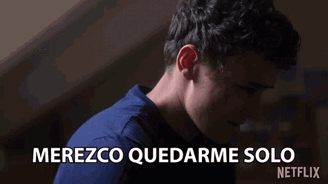 a man in a blue shirt says merezco quedarme solo on a netflix screen