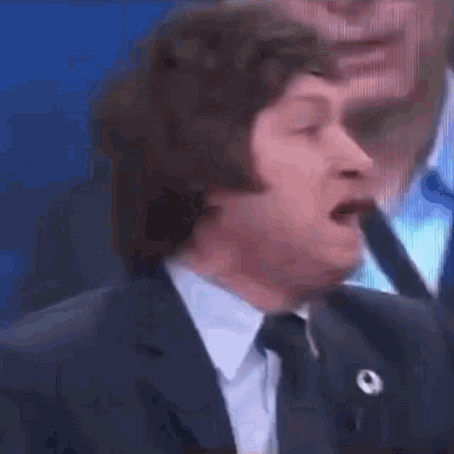 a man in a suit and tie is saying parasito in spanish