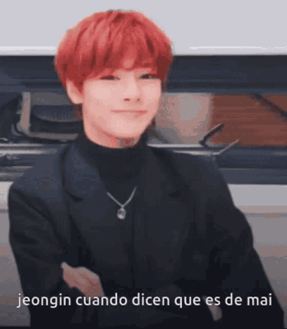 a young man with red hair is smiling with the words jeongin cuando dicen que es de mai above him