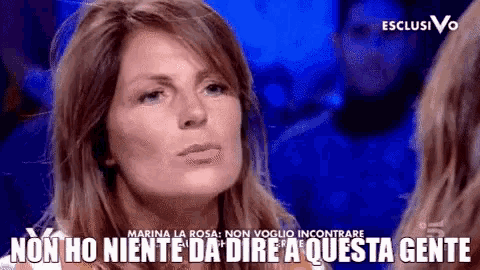a woman is talking to another woman with the words non ho niente da dire a questa gente above her