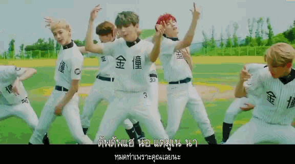 a group of baseball players with chinese writing on their jerseys