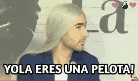 a man with long white hair says " yola eres una pelota "