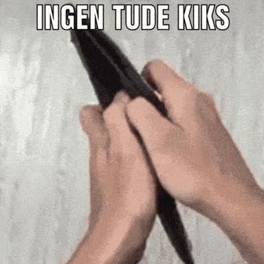 a person is holding a pen in their hands with the words ingen tudo kiks above them
