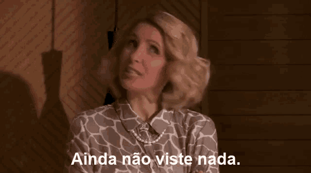 a woman in a giraffe print shirt is saying ainda não viste nada .