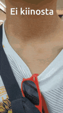 a close up of a man 's neck with the words ei kiinosta written on it