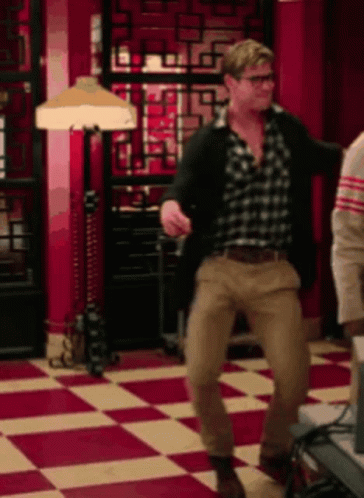 Chris Hemsworth Kevin GIF - Chris Hemsworth Kevin Dance Moves GIFs