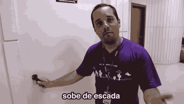 a man wearing a purple shirt with sobe de escala on it
