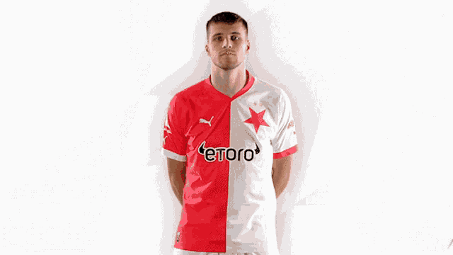 a man in a red and white shirt that says etoro on it