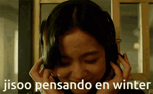 a woman wearing headphones with the words jisoo pensando en winter written below her