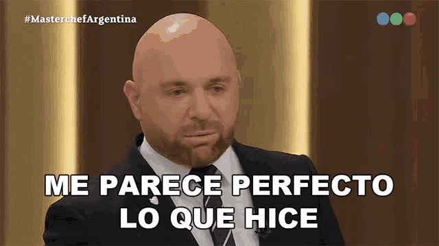 a bald man in a suit and tie says " me parece perfecto lo que hice "