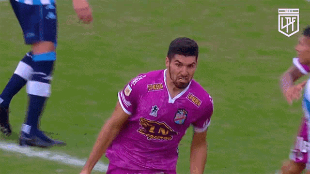 a soccer player in a purple jersey with ln seguros on it