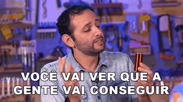 a man in a denim shirt is holding a piece of metal and says voce vai ver que a gente vai conseguir